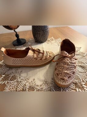 Women’s Lemon Lime Beige Moccasin Like Shoes Lace Up Outdoor Outsoles EUC 38/7